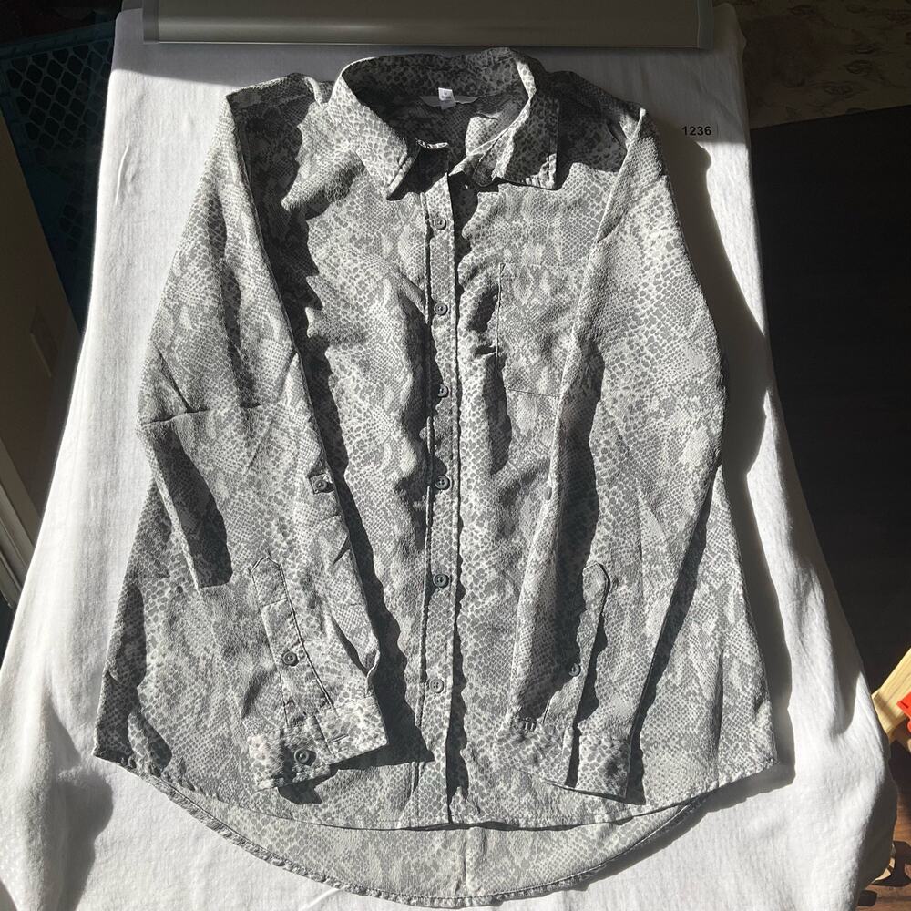 Time & Tru Women’s Long Sleeve Button Down Shirt size M, Snake Skin Gray